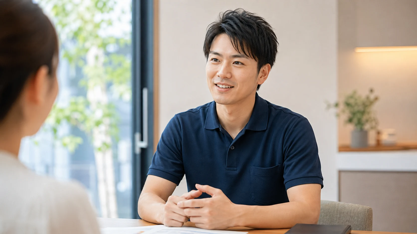 お客様に寄り添って相談を受けるスタッフ