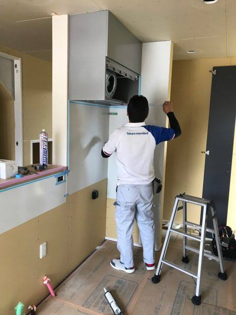 キッチン収納を取り付ける職人