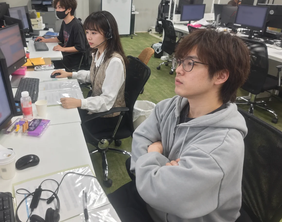 同じフロアで仕事を進めるスタッフ