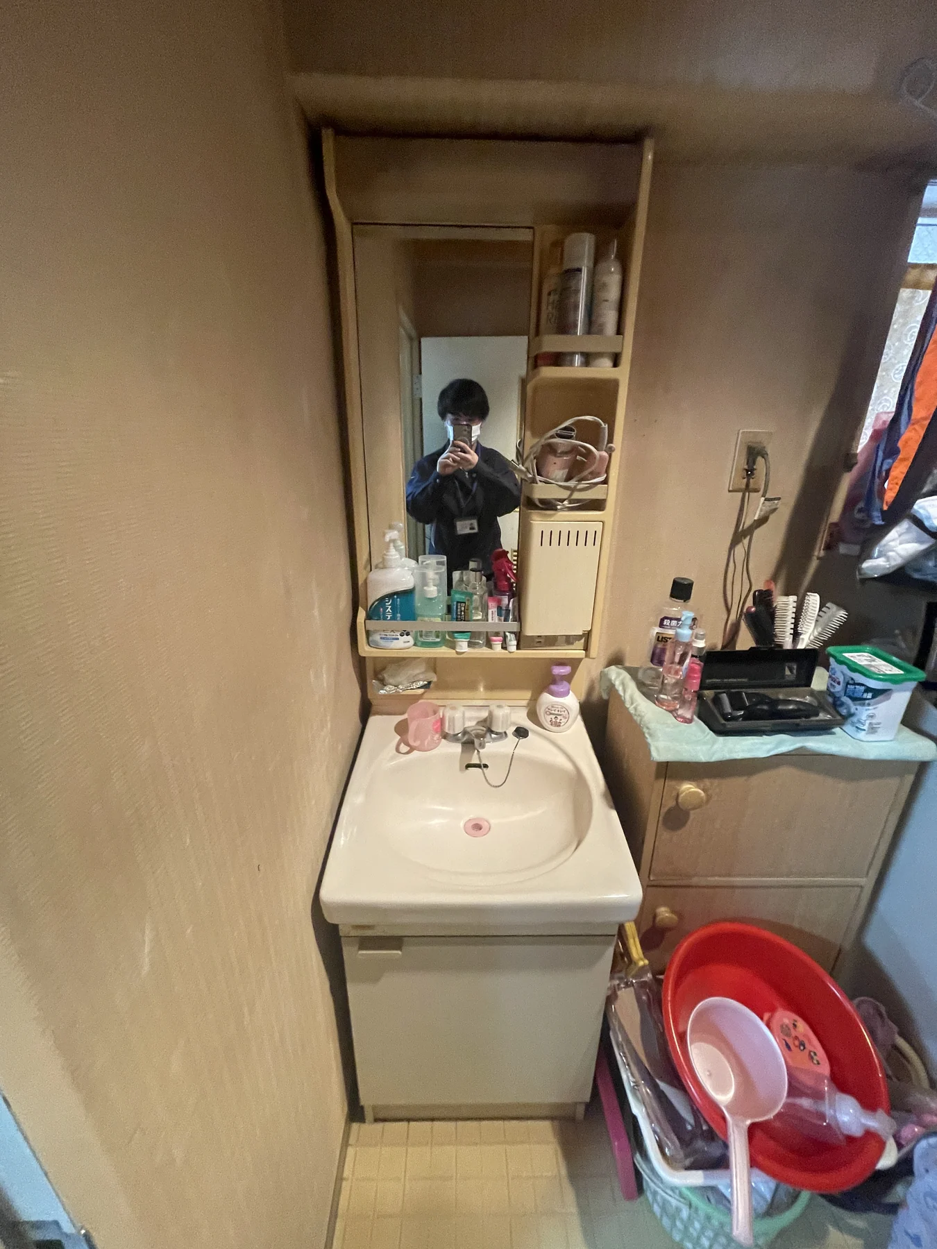 東京都世田谷区で行った洗面化粧台交換の施工前写真