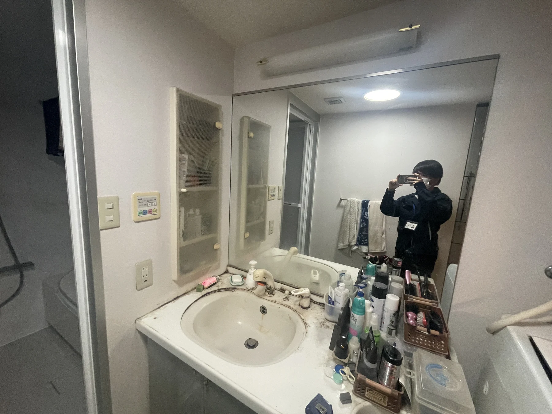 埼玉県越谷市で行った洗面化粧台交換の施工前写真